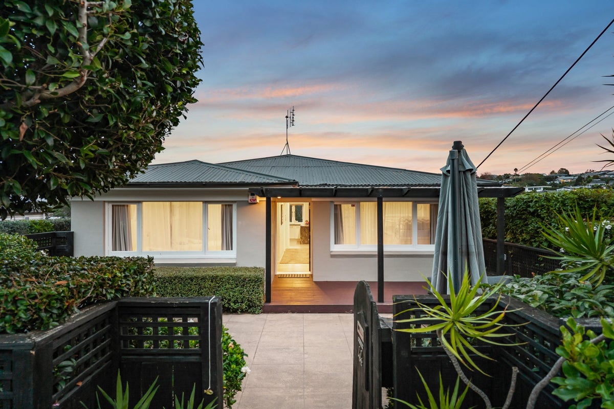 44 Peter Terrace, Castor Bay, Auckland - Carousel 1