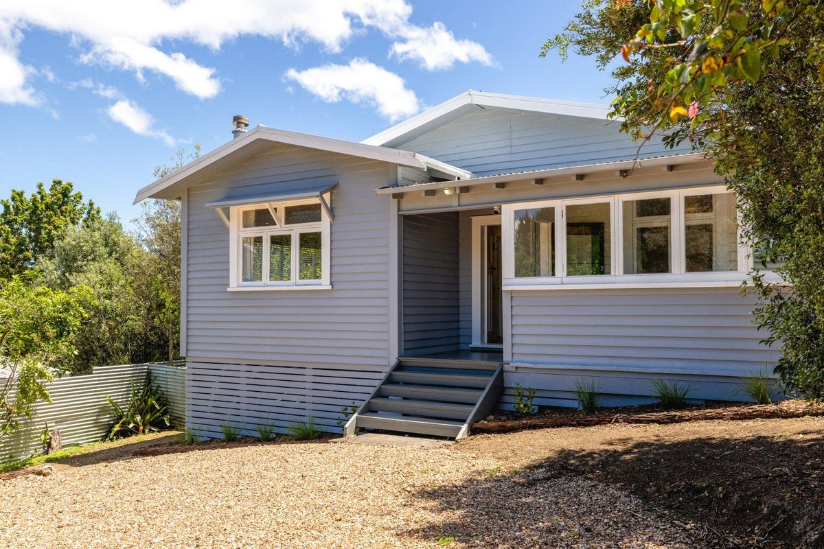 5 Waiata Road, Onetangi, Waiheke Island - Carousel 1