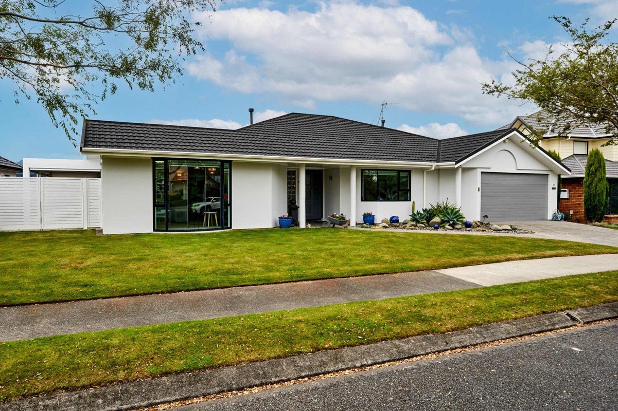 19 Samwell Drive, Whitby, Porirua - Carousel 1