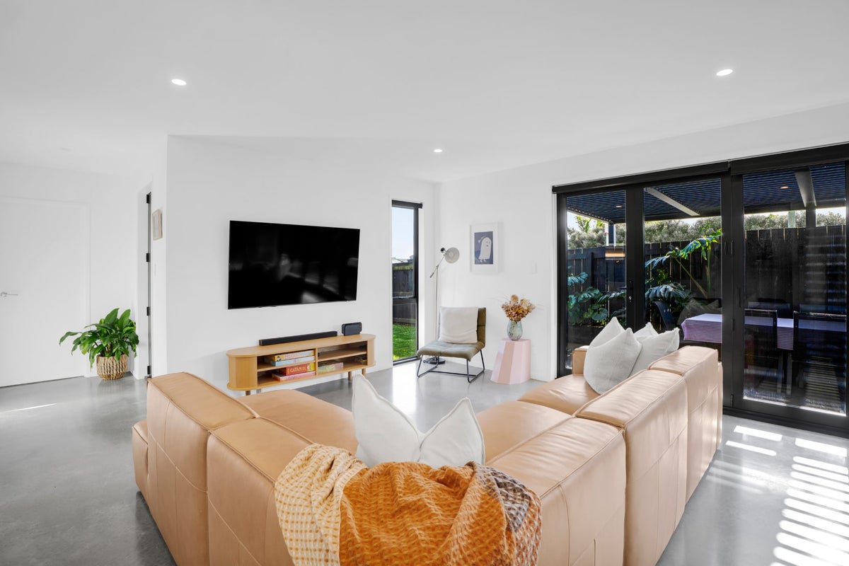 1 Rehua Place, Waiwhakaiho, New Plymouth - Carousel 2