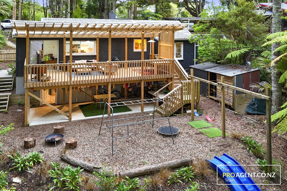 3 Minnehaha Avenue, Titirangi, Auckland - Carousel 1