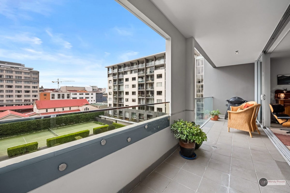B41/10 Ebor Street, Te Aro, Wellington - Carousel 16
