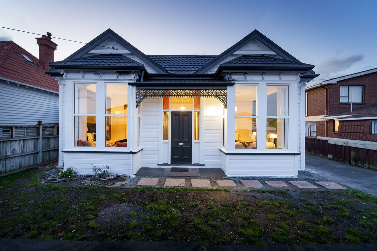 90 Queens Drive, Saint Kilda, Dunedin - Carousel 1