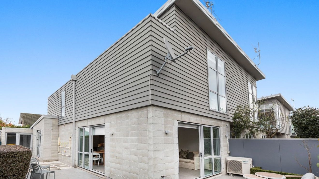 32F Champion Street, Edgeware, Christchurch - Carousel 1