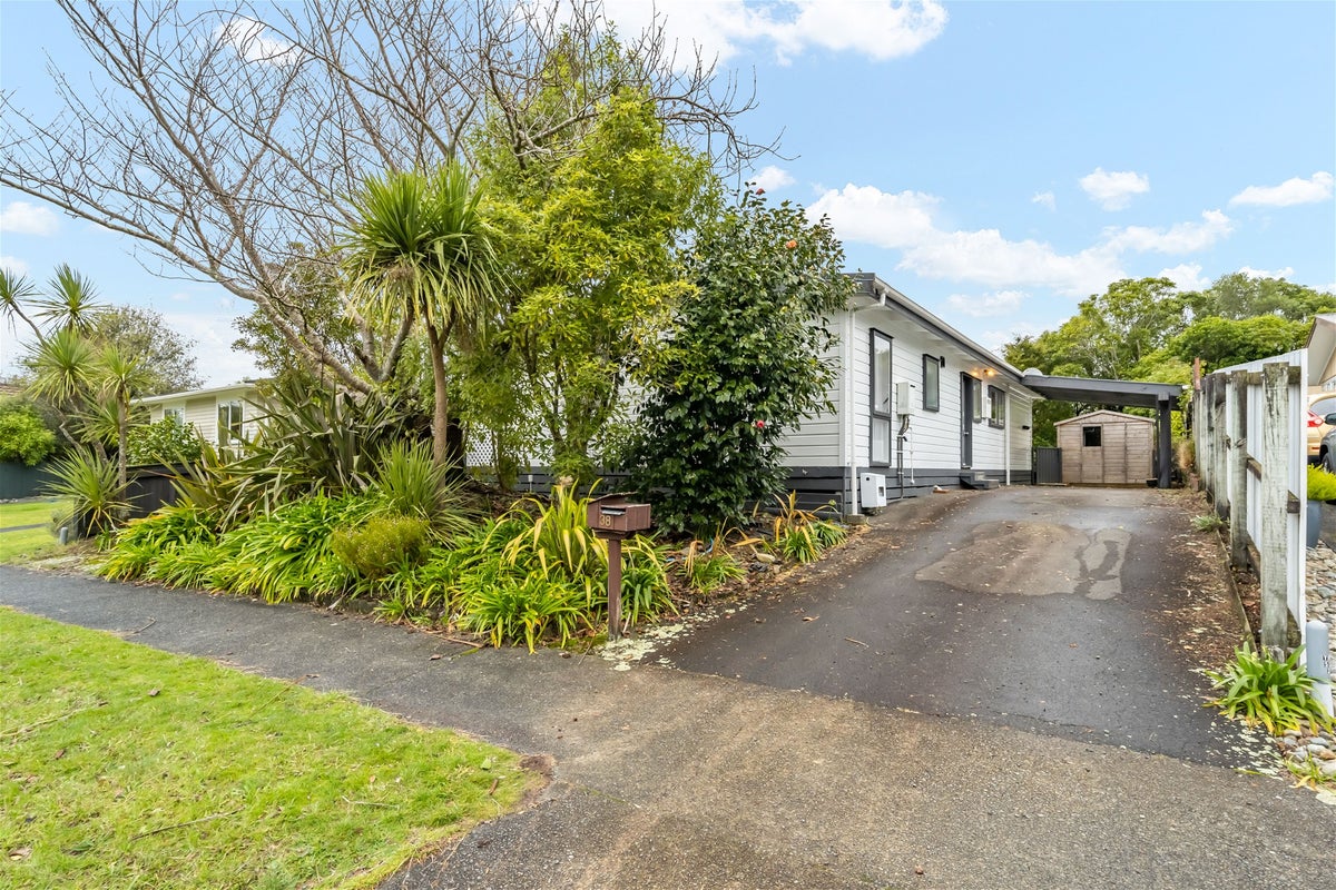 38 Larchmont Grove, Totara Park, Upper Hutt - Carousel 1