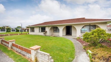 2 Hillcrest Drive, Kelvin Grove, Palmerston North - Carousel 1