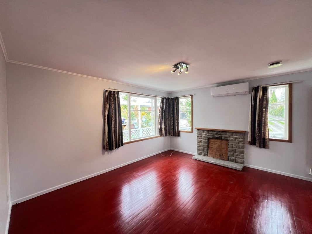 31 Essex Street, Te Atatu South, Auckland - Carousel 2