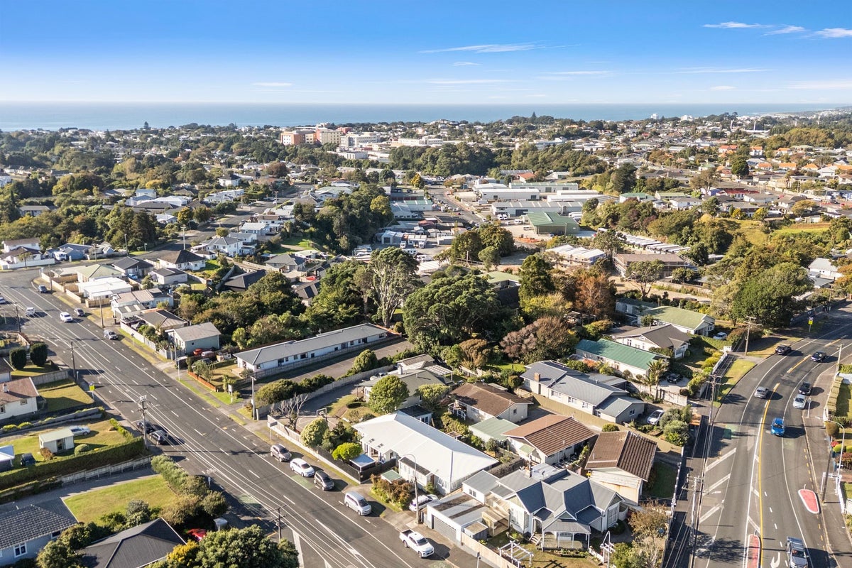 8 Omata Road, Westown, New Plymouth - Carousel 32