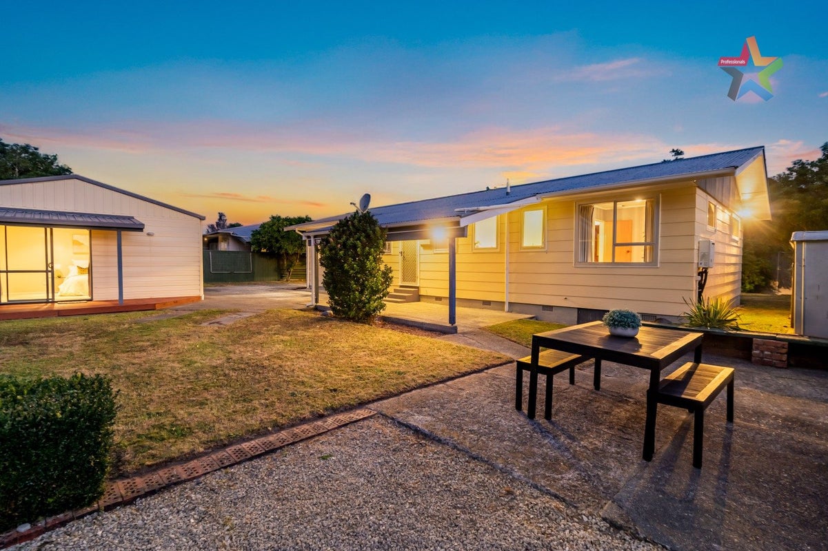 25 Larchmont Grove, Totara Park, Upper Hutt - Carousel 1