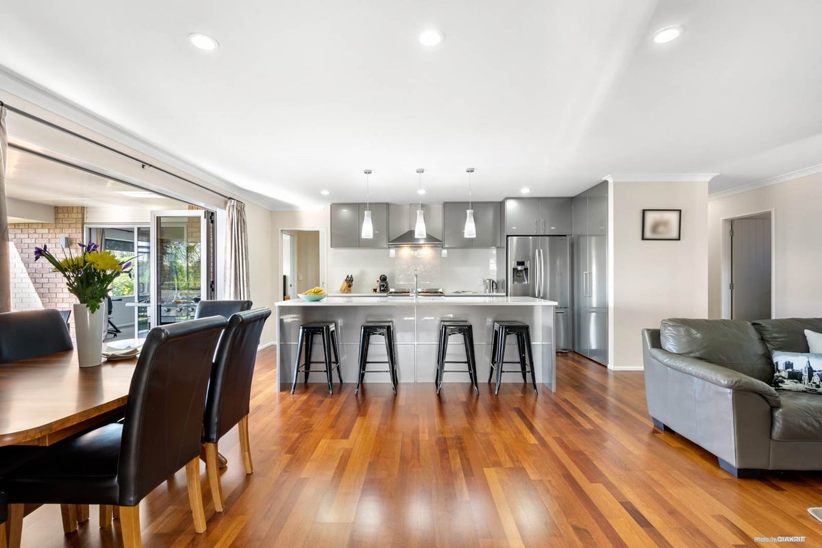 27 Weatherly Drive, Beachlands, Auckland - Carousel 1