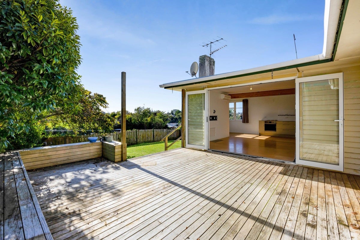 5E Pembroke Street, Westown, New Plymouth - Carousel 1