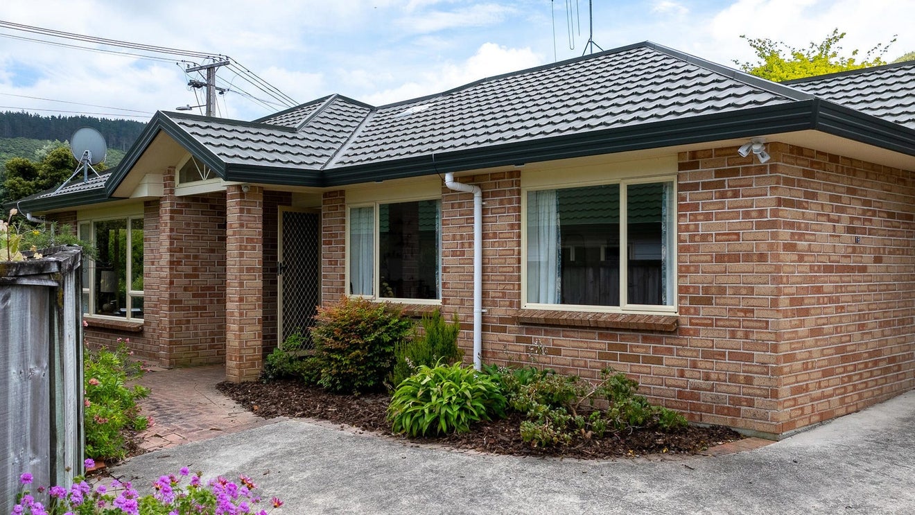 1B Kereru Bend, Tawa, Wellington - Carousel 1