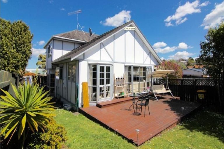 1/10 Centorian Drive, Windsor Park, Auckland - Carousel 1