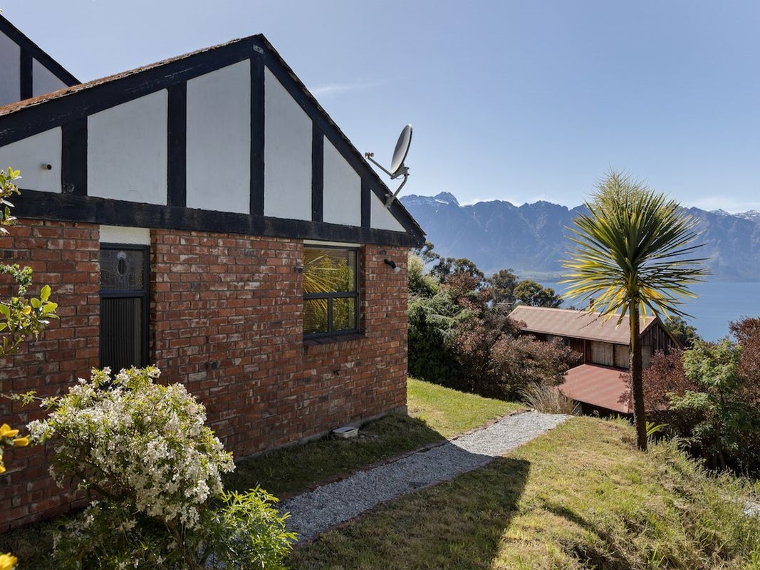 10 Moss Lane, Sunshine Bay, Queenstown - Carousel 2