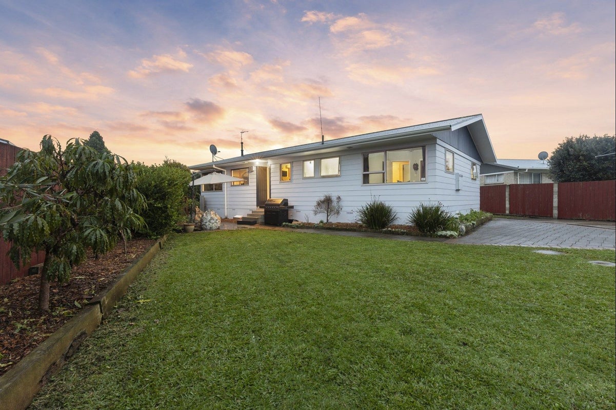 27 Lethborg Street, Dinsdale, Hamilton - Carousel 2