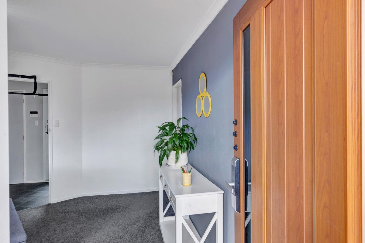 21 Oberon Street, Stratford - Carousel 2