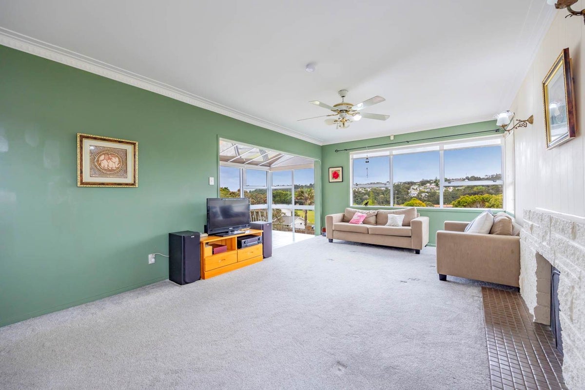 14 Waverley Avenue, Glenfield, Auckland - Carousel 1