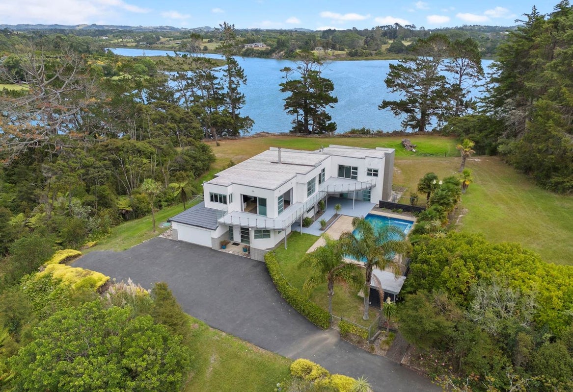 77 James Paige Lane, Riverhead - Carousel 2