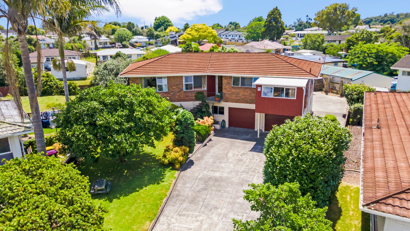8 Hazeldene Place, Opaheke, Papakura - Carousel 1