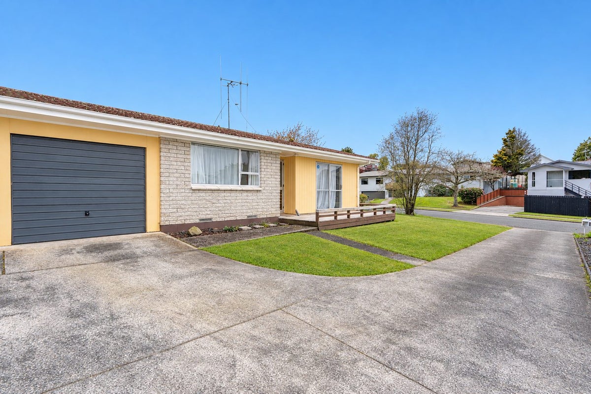 5 Rothesay Place, Dinsdale, Hamilton, Waikato - Carousel 1