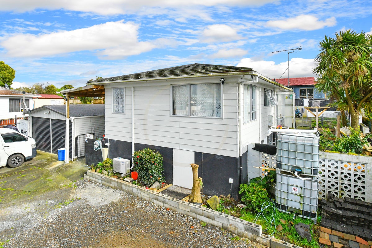 66 Hyperion Drive, Randwick Park, Auckland - Carousel 1
