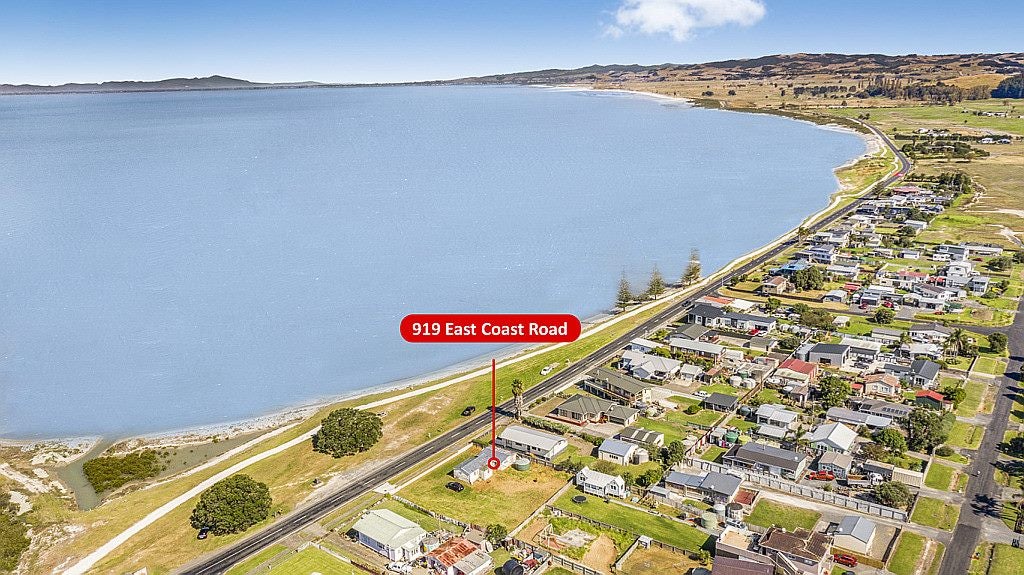 919 East Coast Road, Northcross, Auckland - Carousel 1