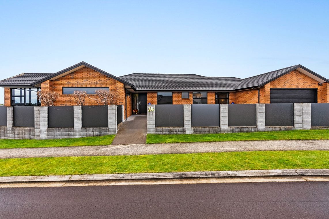 18 Manurau Crescent, Merrilands, New Plymouth - Carousel 2