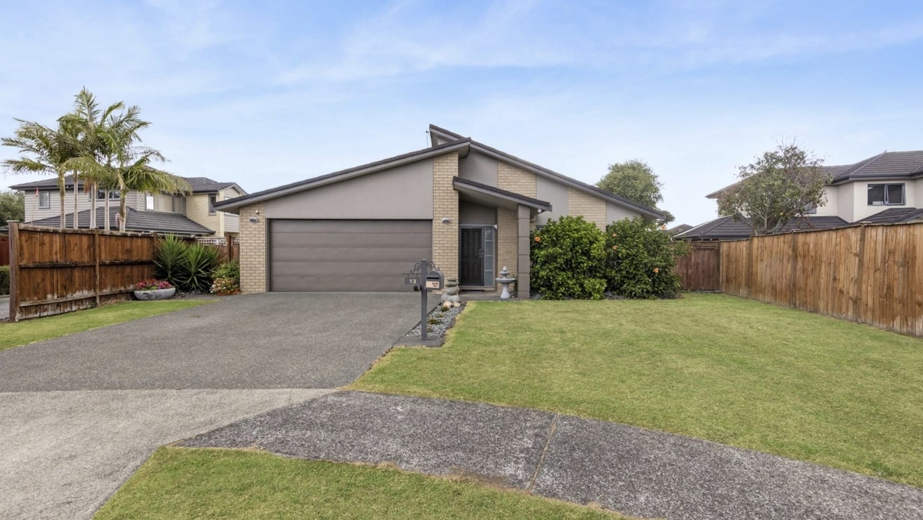13 Girvan Terrace, Wattle Downs, Auckland - Carousel 1