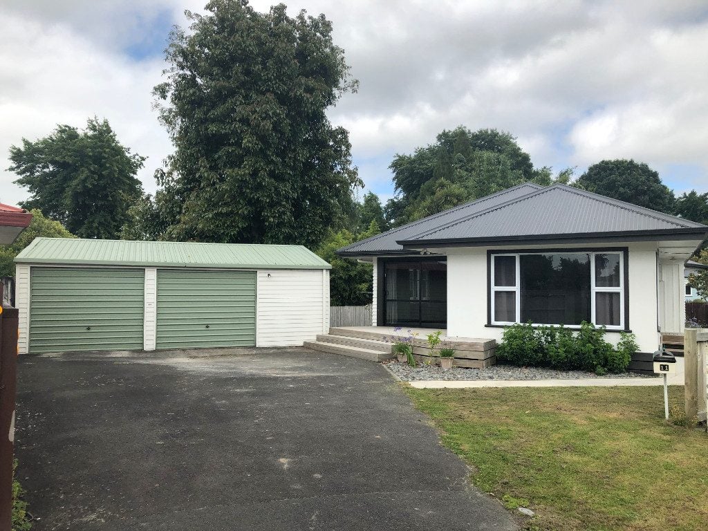 11 Moncrieff Avenue, Fairfield, Hamilton - Carousel 2