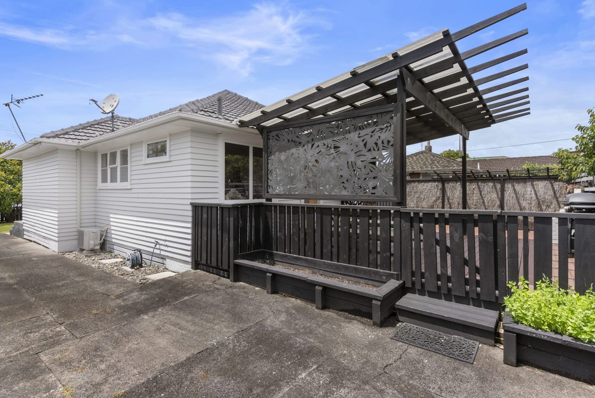 700 Te Atatu Road, Te Atatu Peninsula, Auckland - Carousel 1
