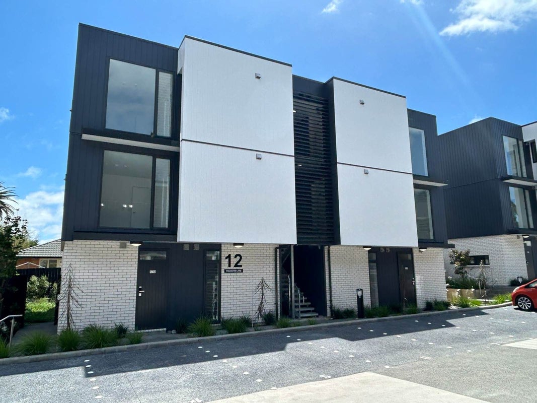 1/12 Treasure Lane, TE ATATU SOUTH, AUCKLAND - Carousel 1