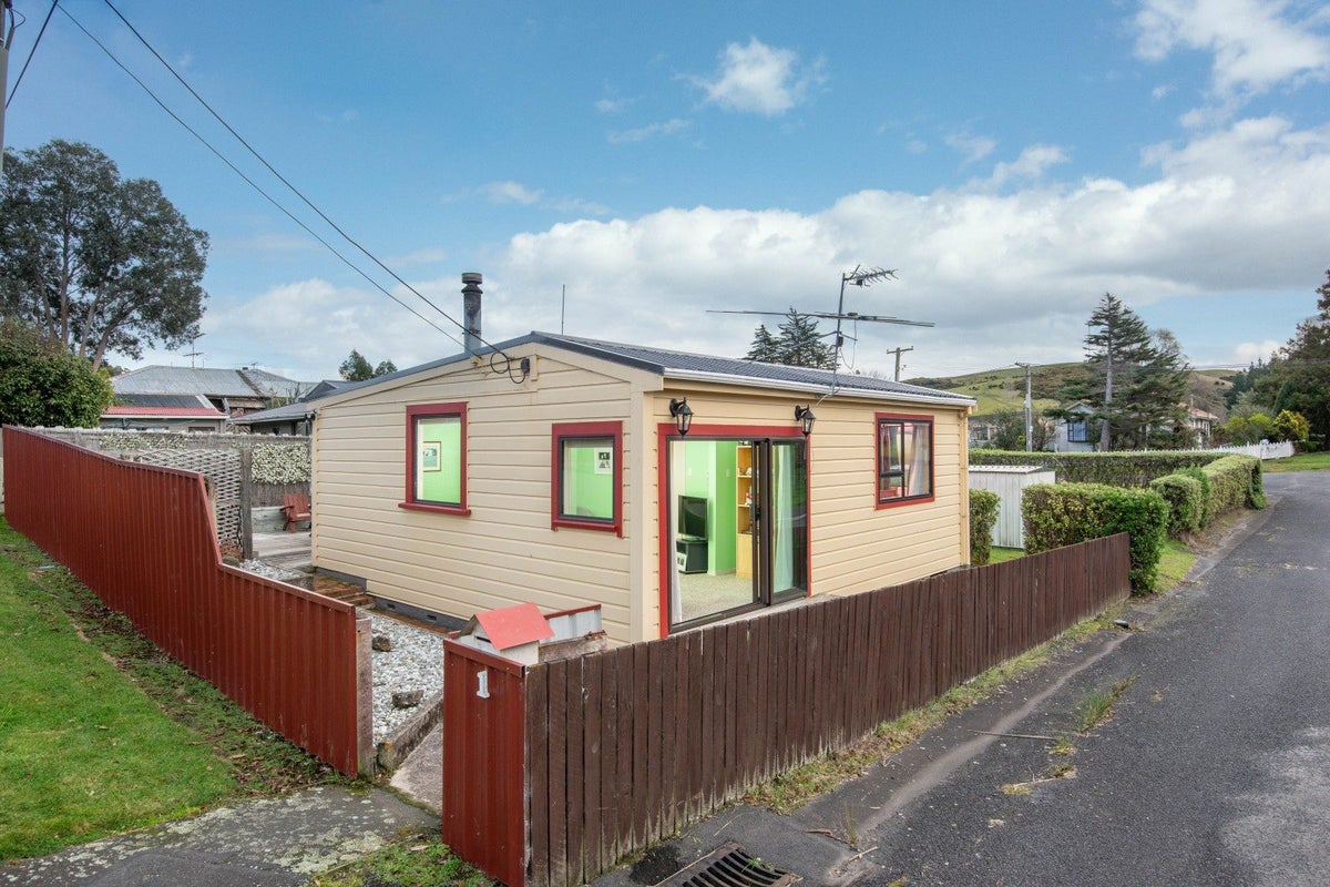 1 Copeland Street, Brighton, Dunedin - Carousel 1