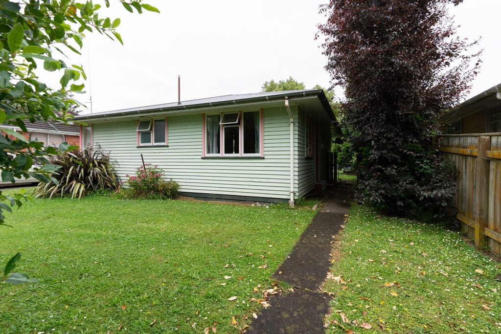 6 Newbury Street, Awapuni, Palmerston North - Carousel 1