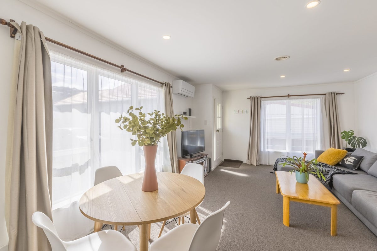 4/200 Onepu Road, Lyall Bay, Wellington - Carousel 1