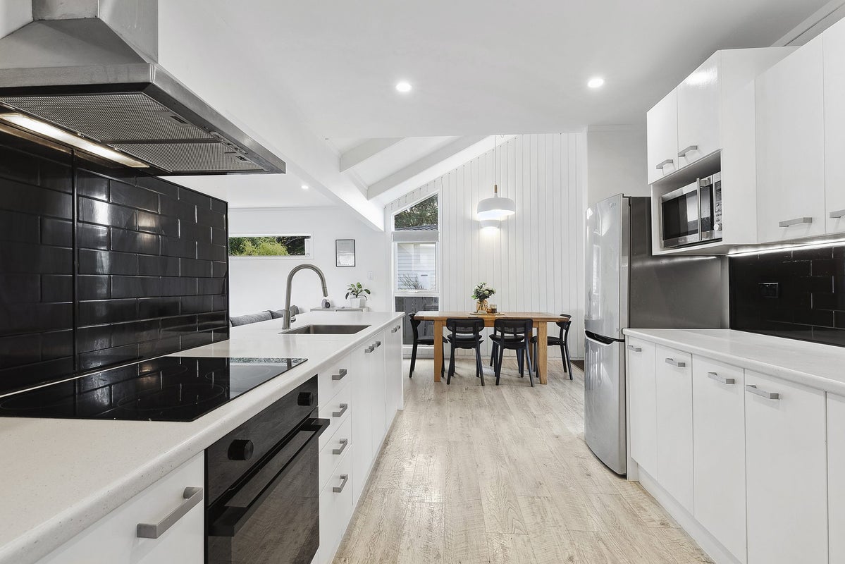 70 Fyvie Avenue, Tawa, Wellington - Carousel 2
