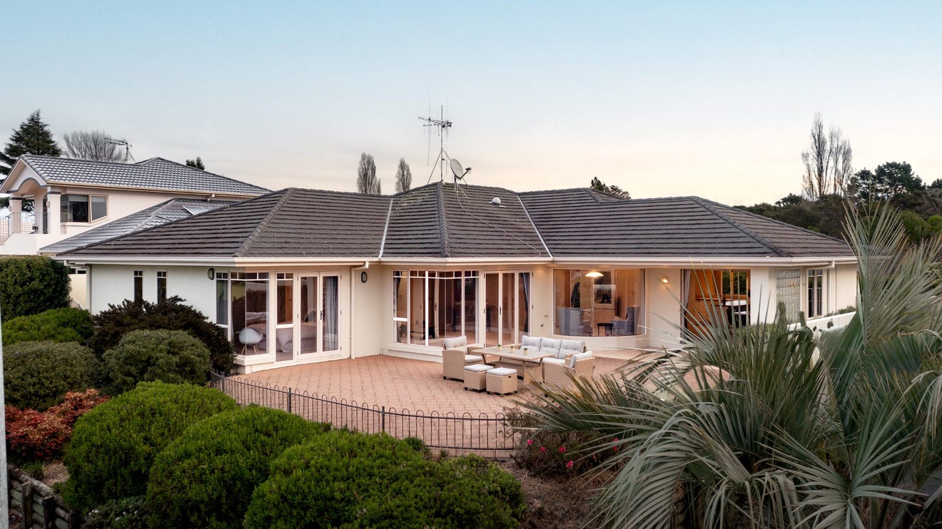 12 Millthorpe Crescent, Pukete, Hamilton - Carousel 1