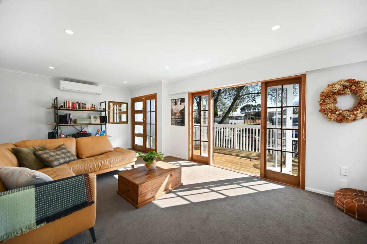 26 Deanwell Avenue, Deanwell, Hamilton - Carousel 2