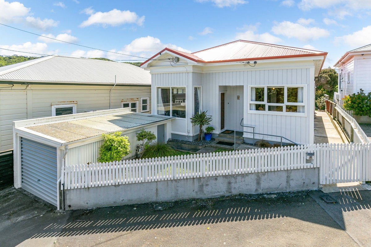 32 Liffey Street, Island Bay, Wellington - Carousel 1
