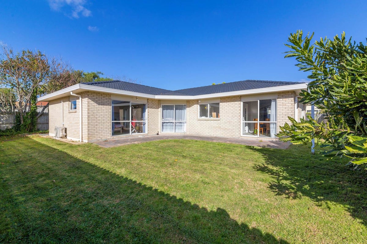 24 Newry Close, East Tamaki Heights, Auckland - Carousel 1