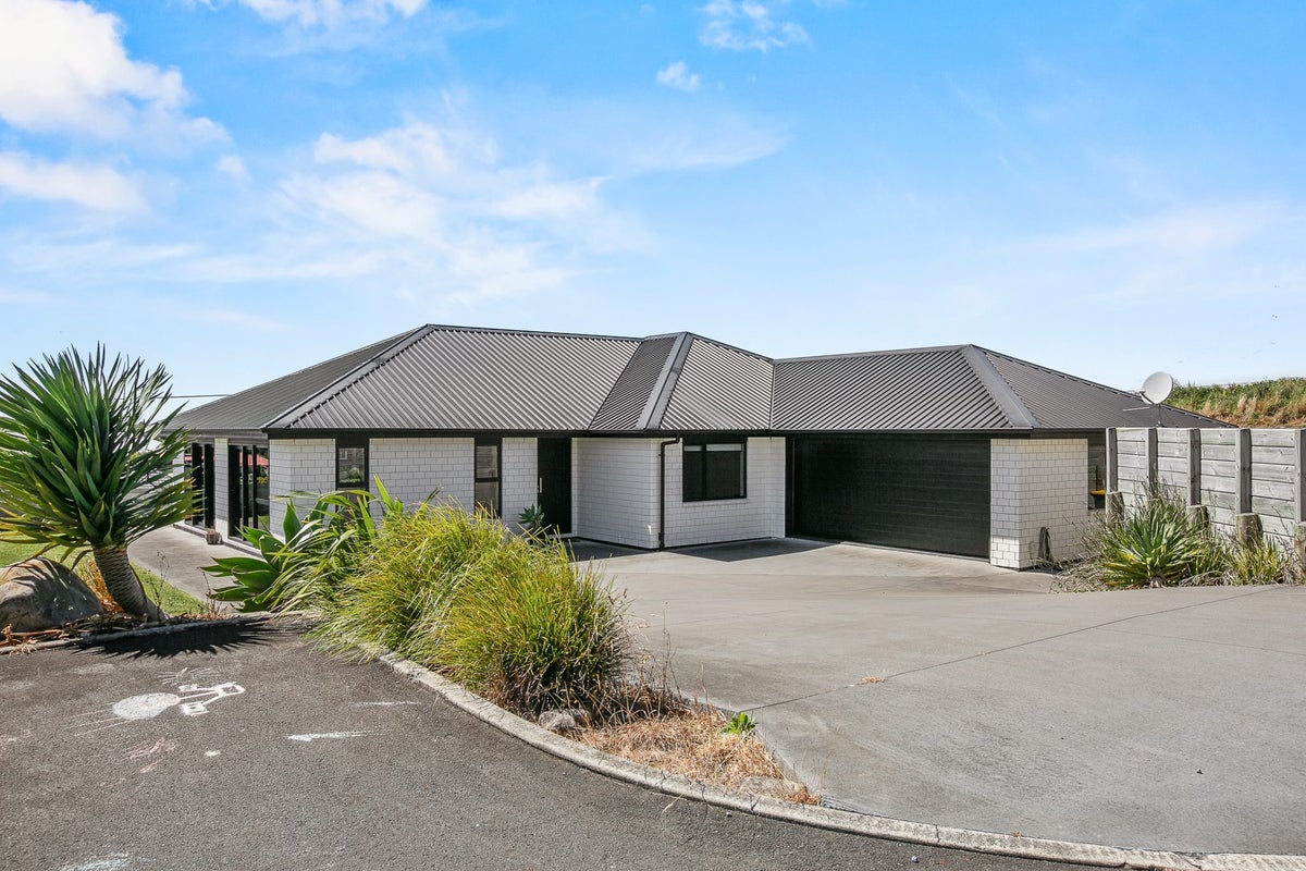 3F Honeyfield Drive, Whalers Gate, New Plymouth - Carousel 1