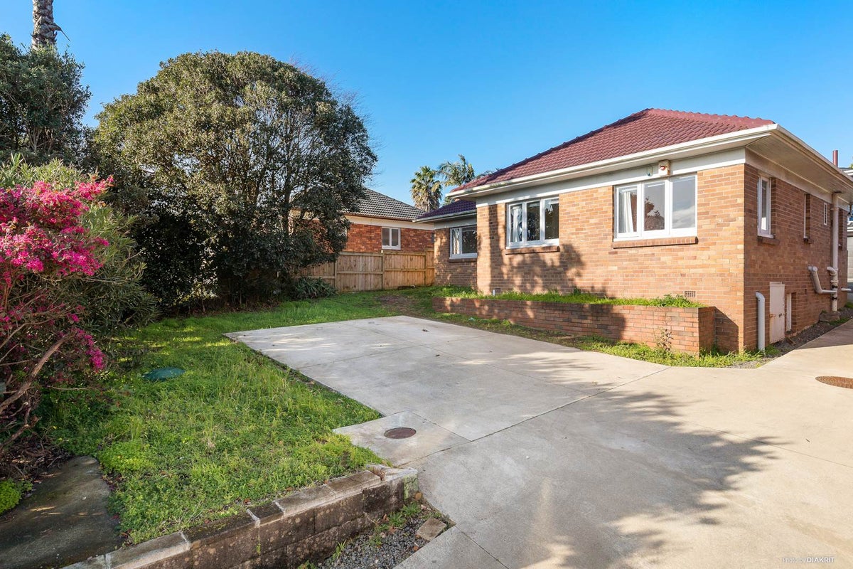 86 Hillsborough Road, Hillsborough, Auckland - Carousel 1