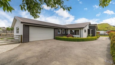 22 Lochnagar Drive, Lake Hayes, Queenstown - Carousel 1