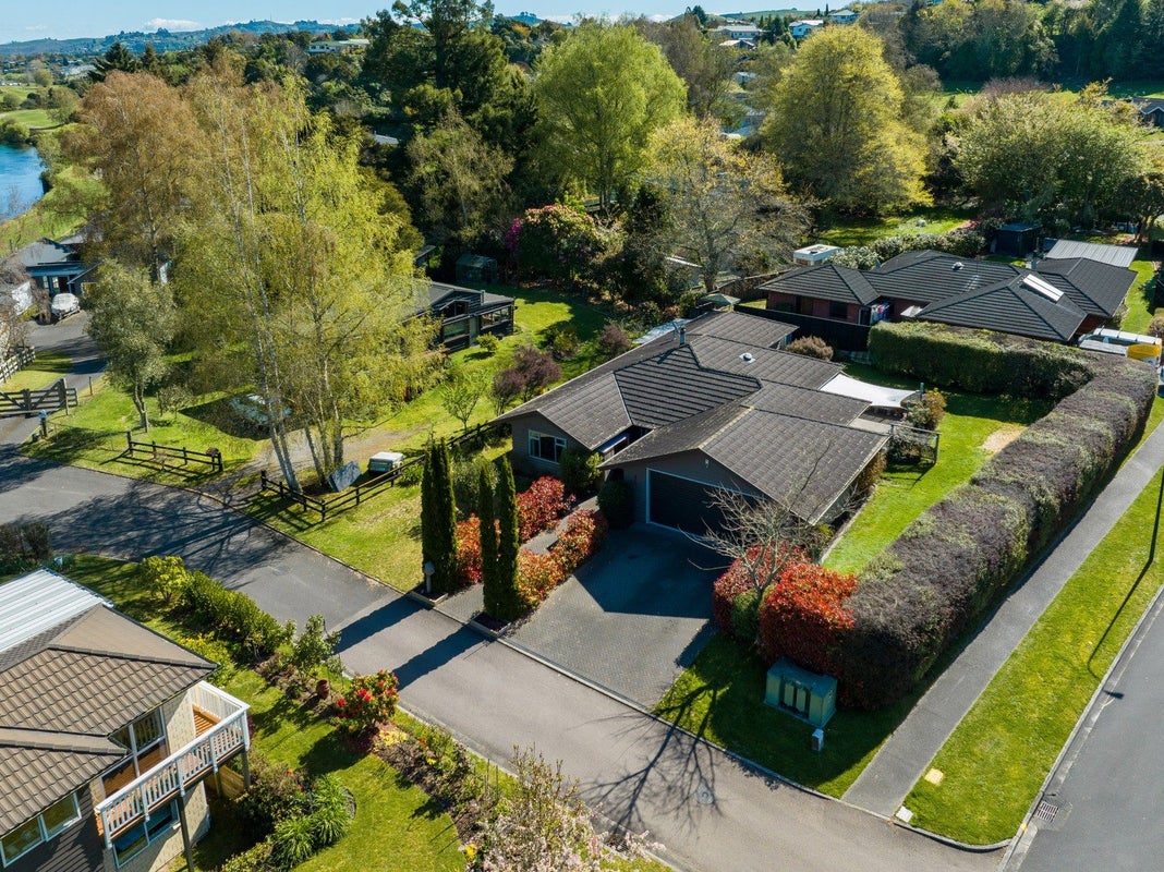 1 Warren Fisher Grove, Rangatira Park, Taupo - Carousel 1