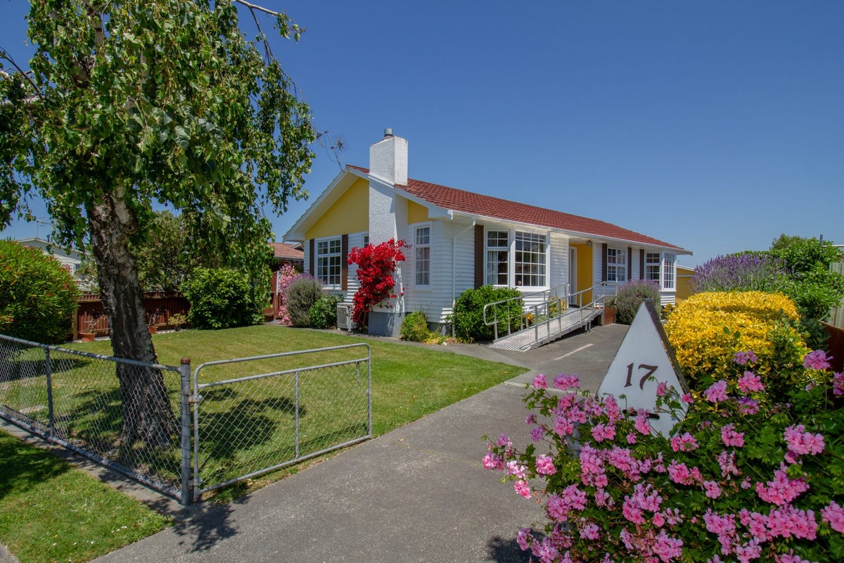 17 Hitchings Avenue, Onekawa, Napier - Carousel 1