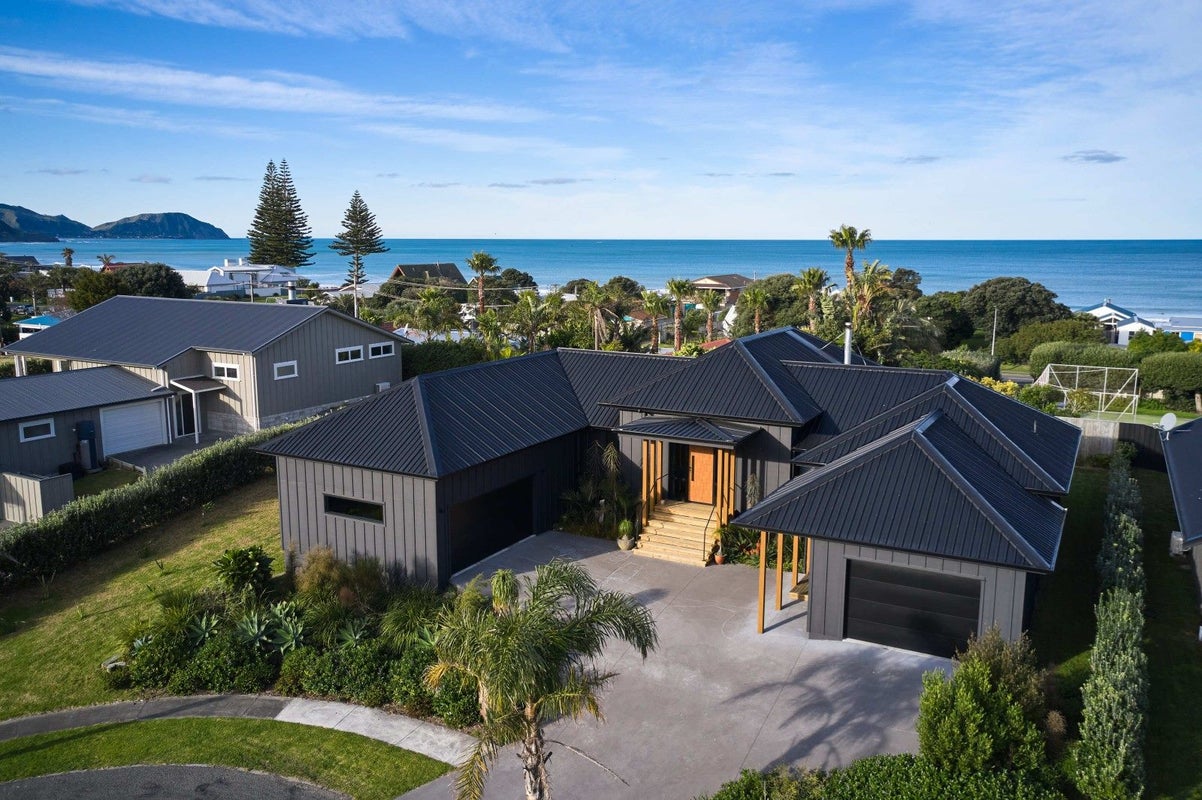 12 Beach Cove, Wainui, Gisborne - Carousel 1