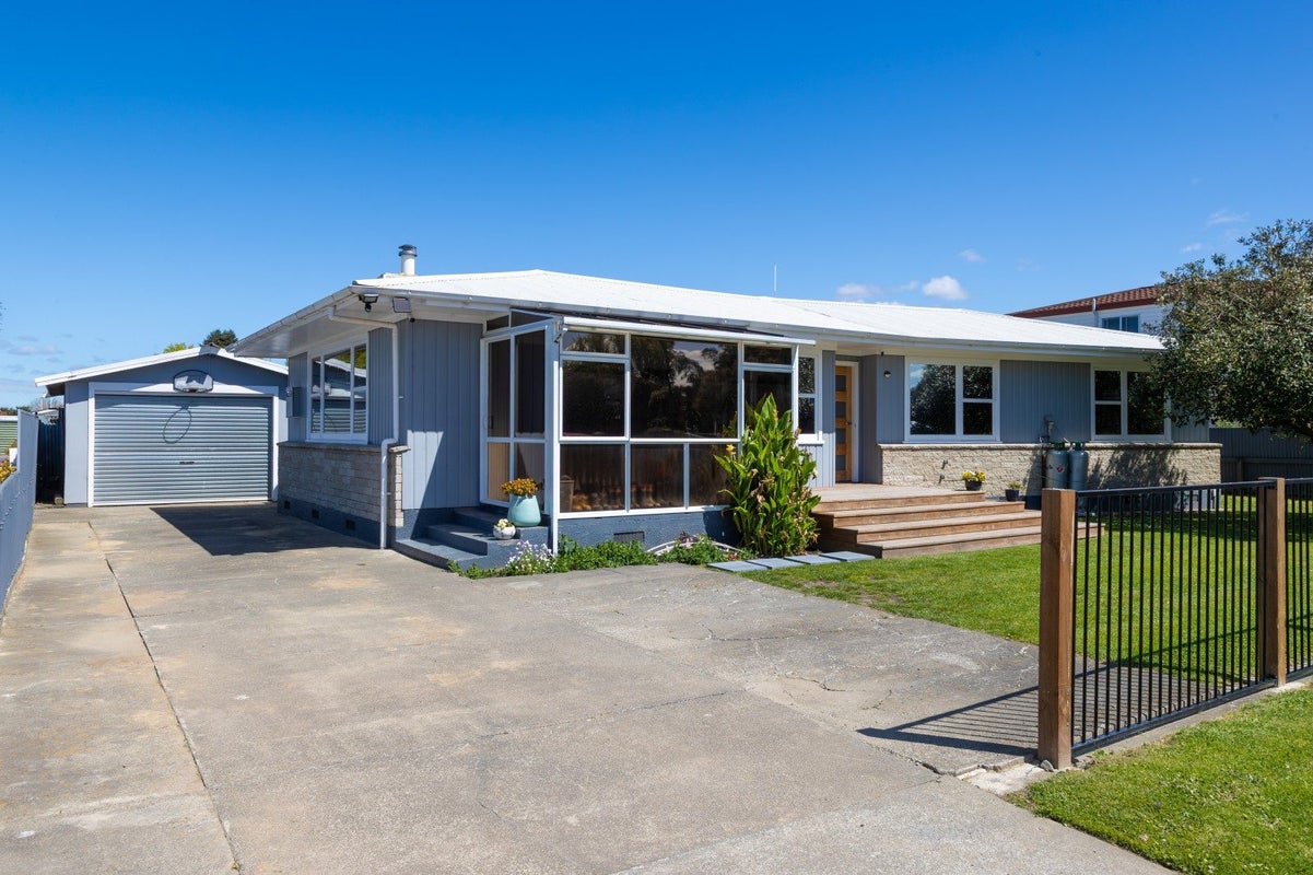 605 Collinge Road, Mayfair, Hastings - Carousel 1