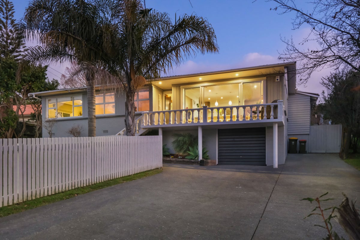 20 Liston Crescent, Cockle Bay, Auckland - Carousel 1