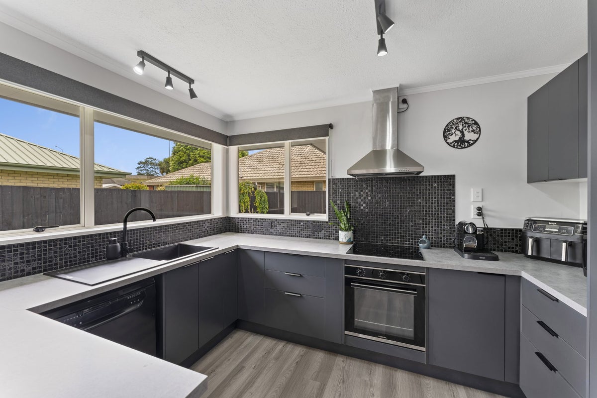 1 Cardigan Bay Place, Addington, Christchurch - Carousel 2