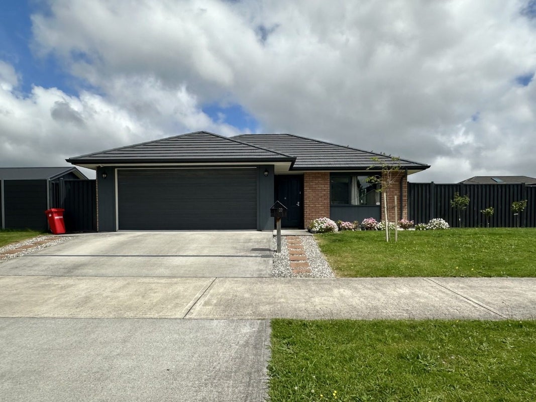 33 Hopkirk Avenue, Wallaceville, Upper Hutt - Carousel 1