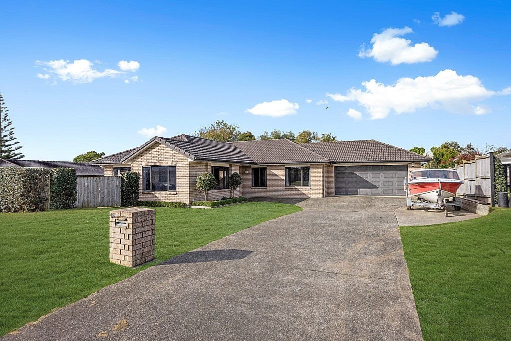 11 Pony Park Place, Beachlands, Auckland - Carousel 1